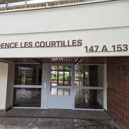 Charming With Eiffel View